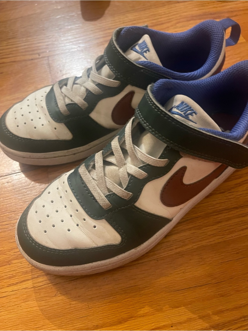 Boyβs low top Nikes